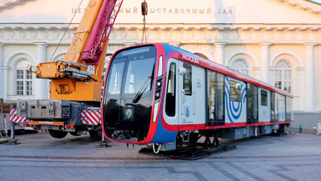 Самый современный вагон метро доставили на выставку «Станция Манеж»