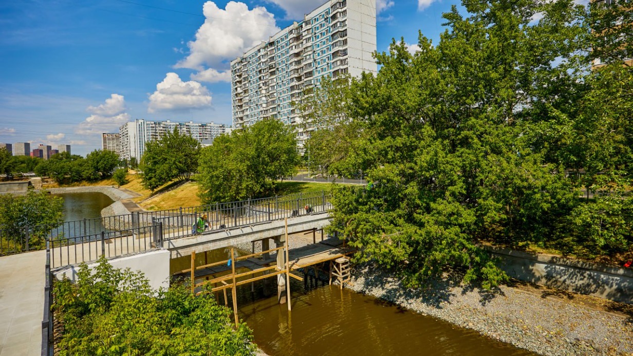 Пятнадцать пешеходных мостов через пруды-регуляторы отремонтируют в Марьине