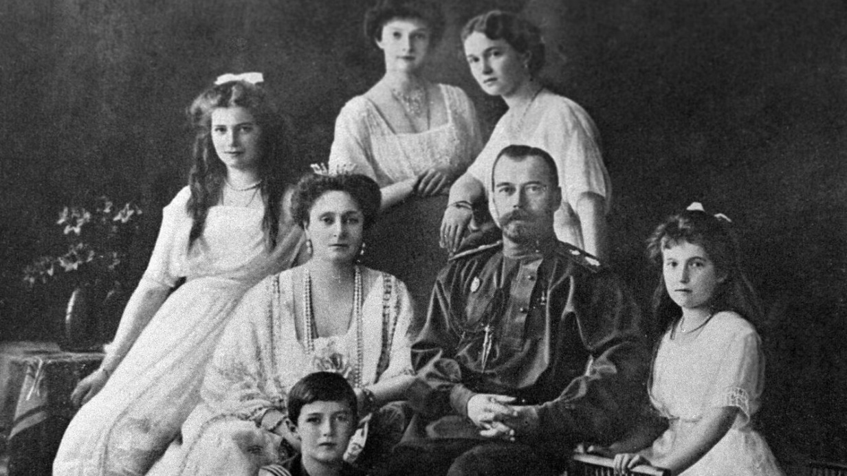 1914 год. Русский император Николай II (в центре) с семьей