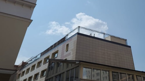 Самострой на крыше здания XX века демонтировали в Хамовниках