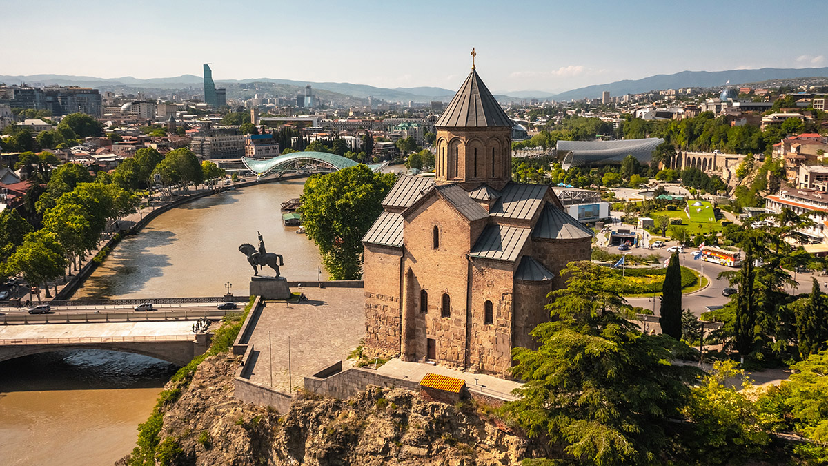В Грузии на месте схода оползня обнаружили тела двух человек