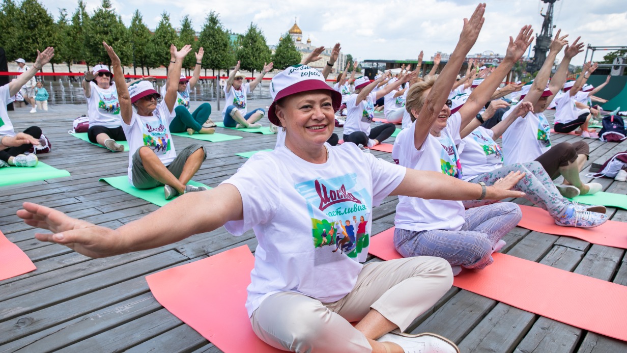 Пить воду и следовать биоритмам: как людям старшего возраста активно проводить время летом