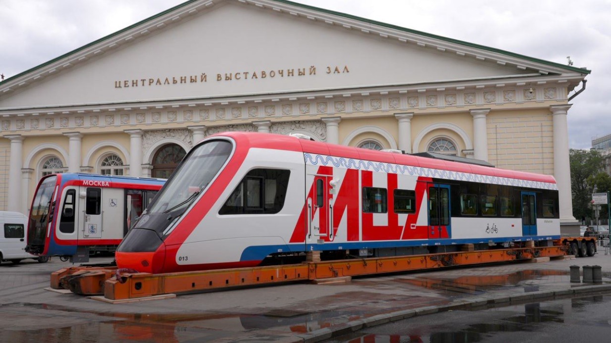 Вагон поезда «Иволга 3.0» разместили на Манежной площади рядом с «Москвой-2020»
