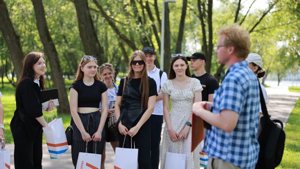 Руководитель экскурсионного бюро Музея Москвы Андрей Клюев (справа) проводит экскурсию по Капотне, рассказывает об особенностях архитектуры и природе района