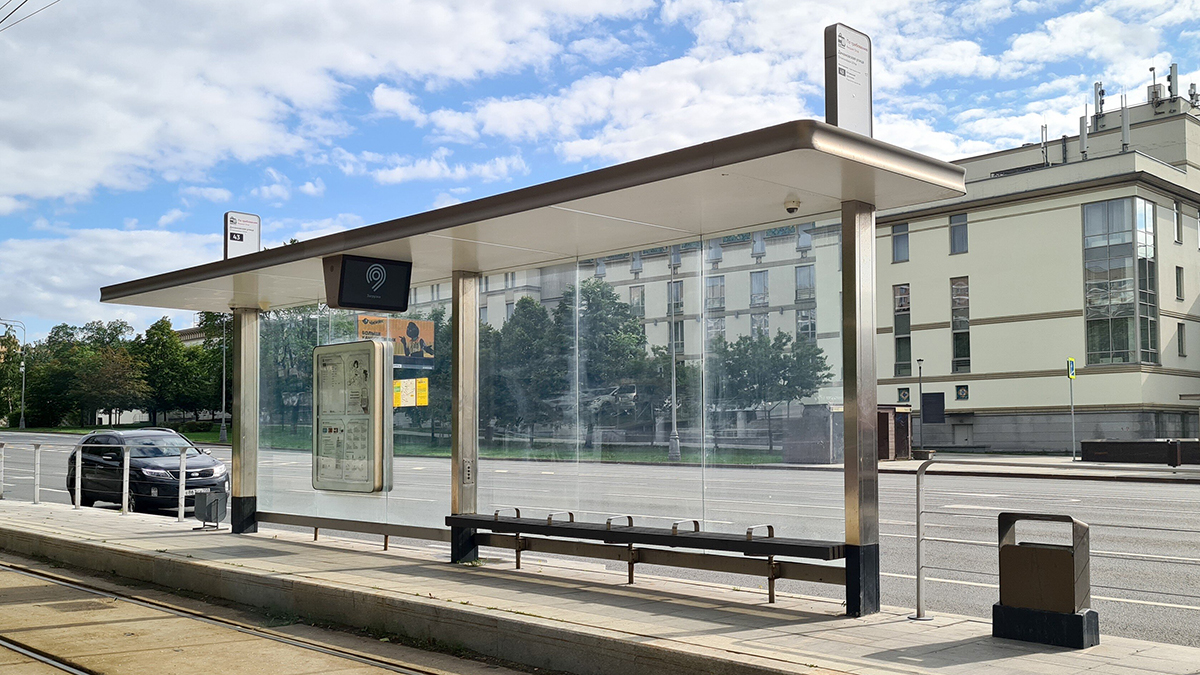 Москвич разбил стекла на остановке и стал фигурантом уголовного дела