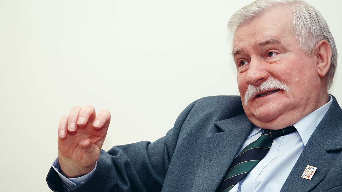 Валенса снял украинский флаг с груди из-за прославления УПА* Зеленским