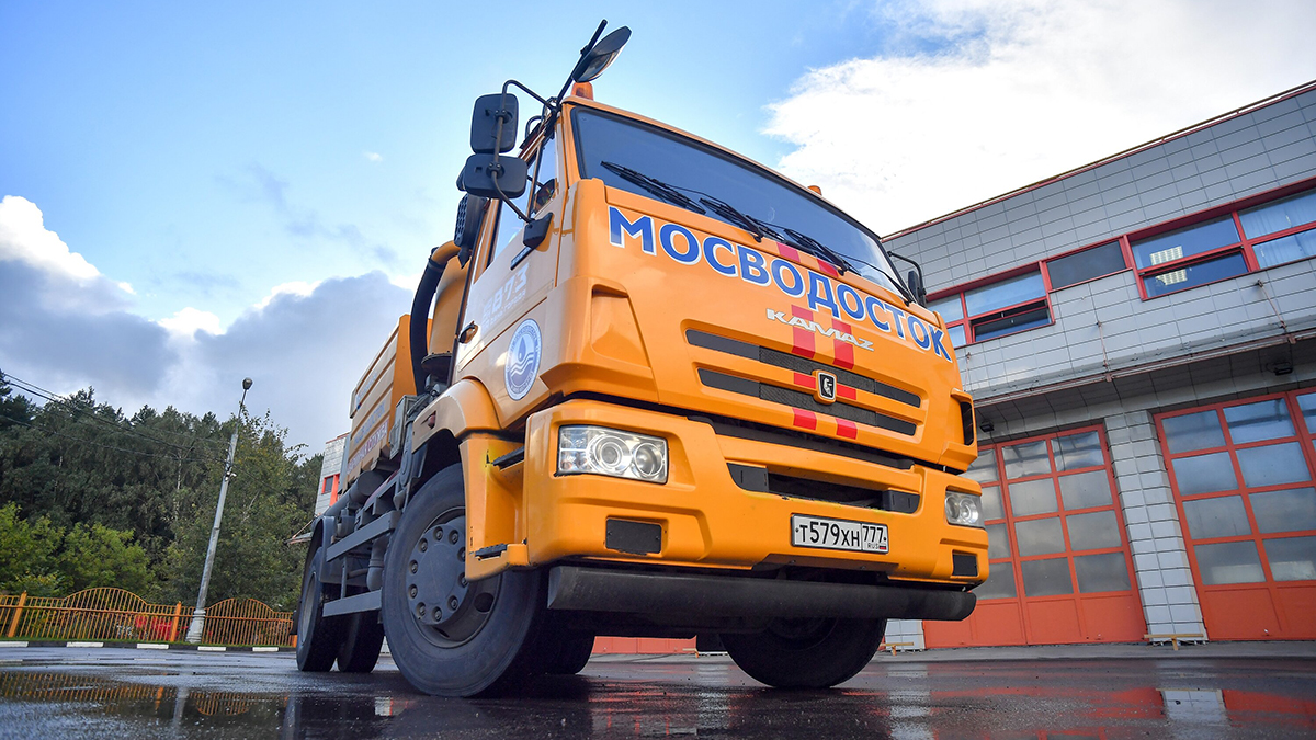 Порядка 300 бригад Мосводостока дежурят на улицах города в связи с непогодой