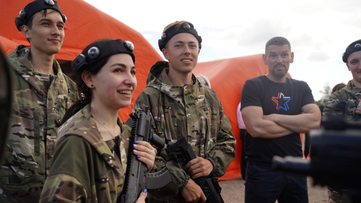 Познают основы военного дела: решая тактические задачи, участники «Зарницы» развивают свои знания в разных сферах — от медицины до инженерии