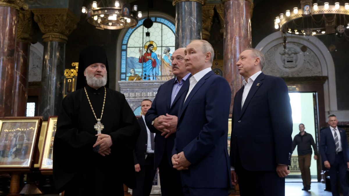 Путин и Лукашенко посетили Кронштадтский морской собор и пообщались с россиянами