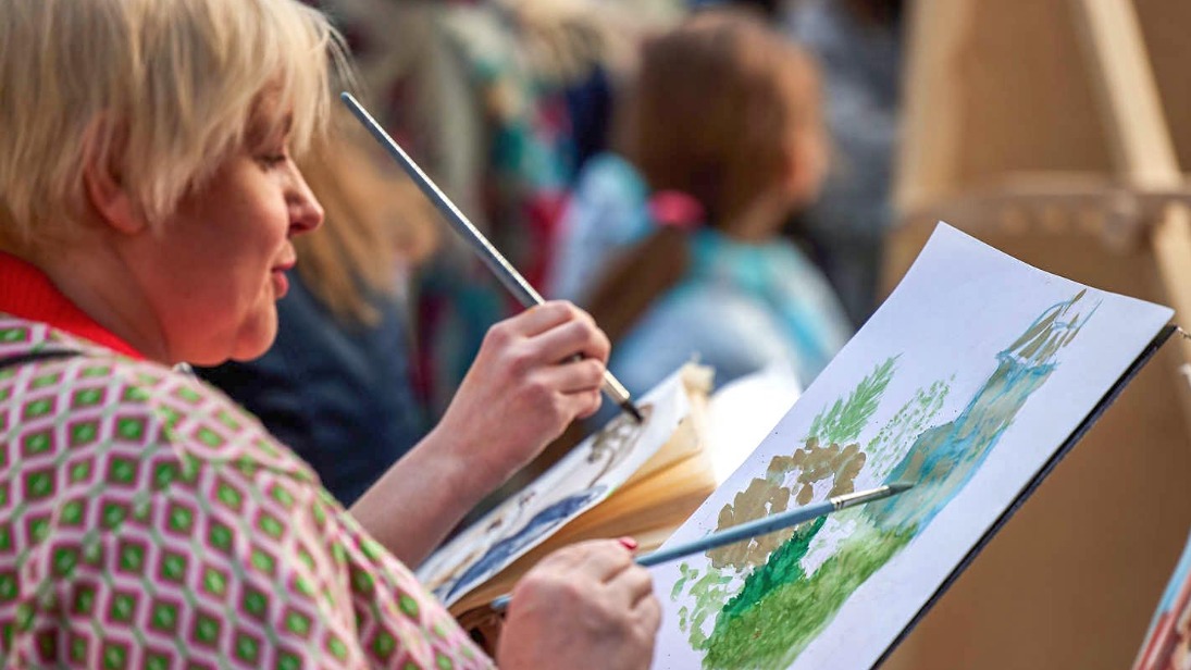 Пейзажи, натюрморты, портреты: столичные парки пригласили горожан на художественные занятия