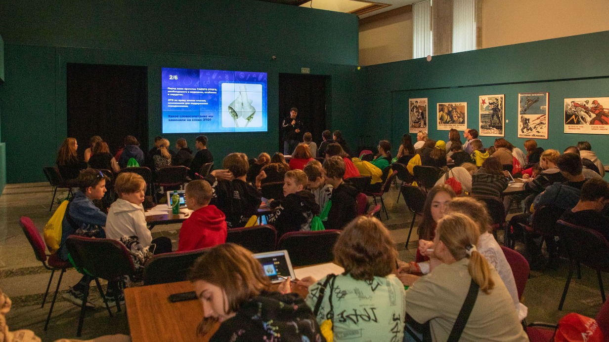 Более 70 детей из ДНР приняли участие в мастер-классе «Горжусь тобой, Россия» в Музее Победы