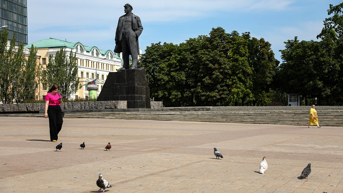 Изображения отважных волонтеров дополнили аллею мариупольского парка