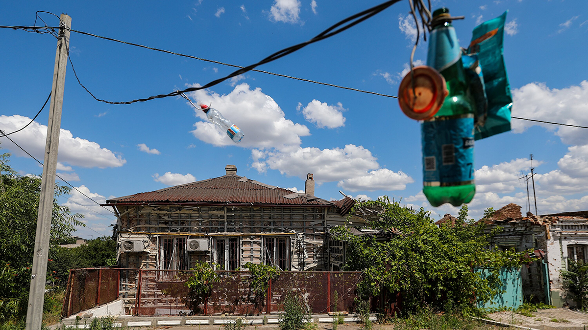 РИА Новости: Над Мариуполем сбили ракету