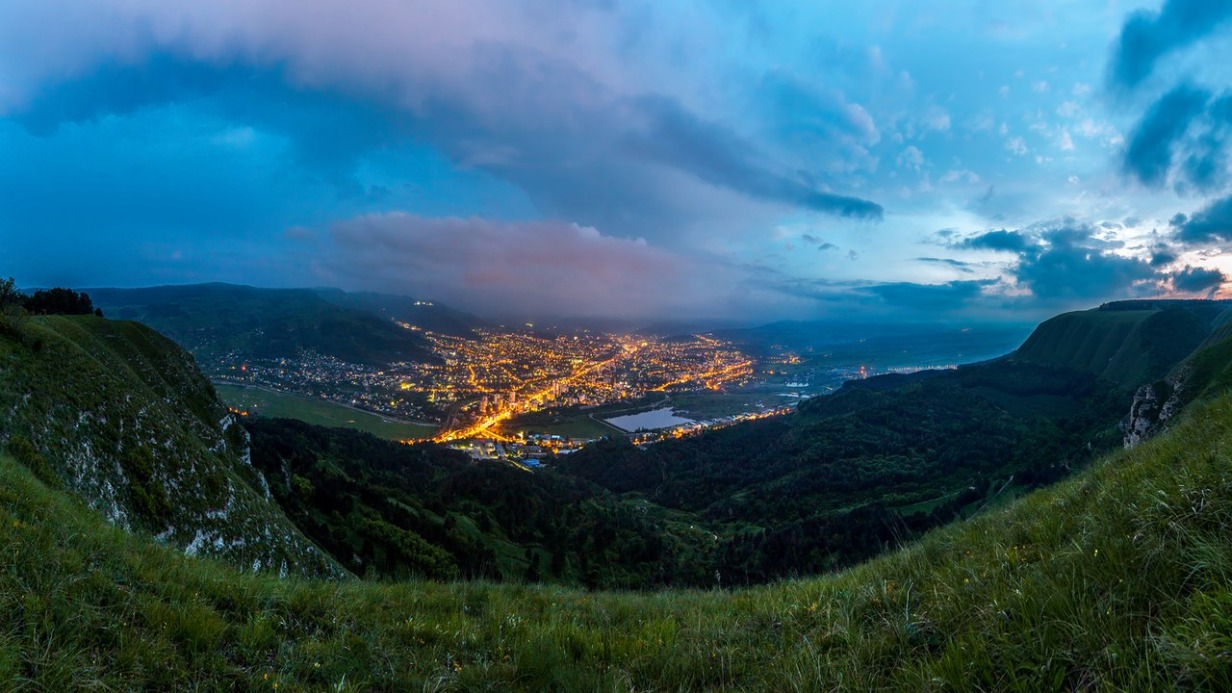 Мэр Кисловодска сообщил об обрушении подпорной стены на автомобили