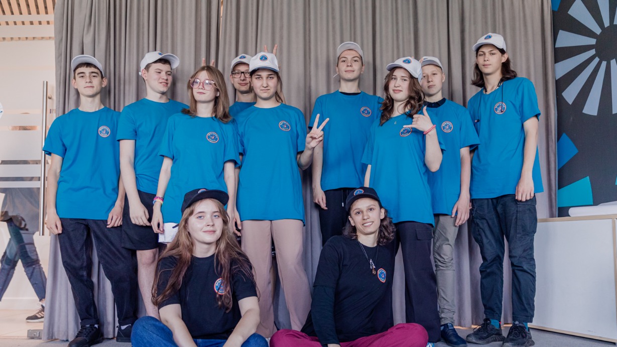 Спасатель, автогонщик, пилот: подростки из Москвы познакомились с героическими профессиями