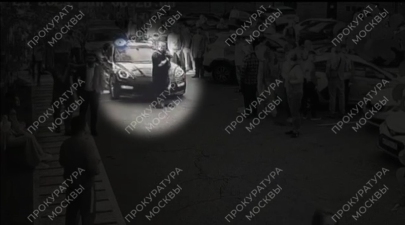 В центре Москвы неизвестные выстрелили в мужчину из пистолета и скрылись. Видео