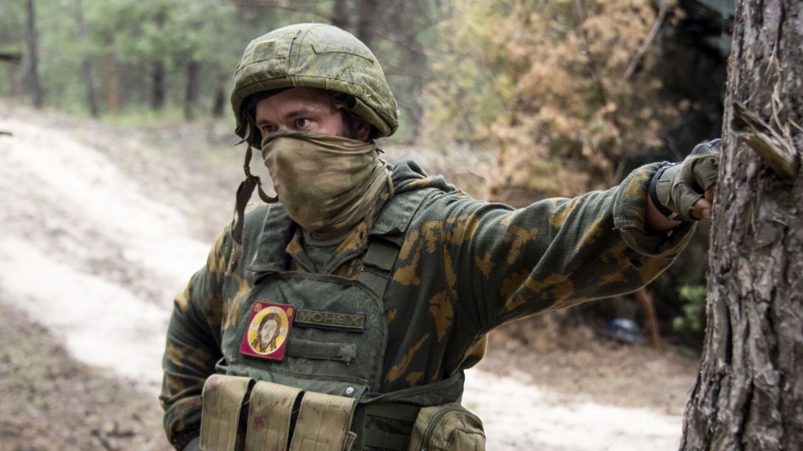 Российский военнослужащий в зоне проведения специальной военной операции на фоне флага Воздушно-десантных войск