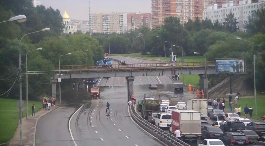 Бригады ГУП «Мосводосток» ликвидируют временное скопление воды на Боровском шоссе