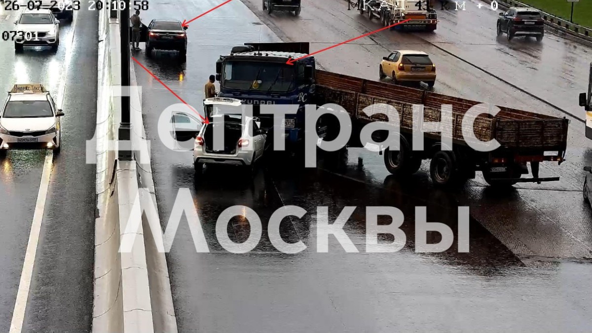 Несколько автомобилей столкнулись на внутренней стороне МКАД 