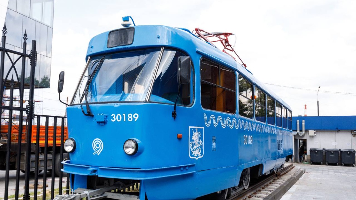 Трамвай «Татра-Т3» установили у станции метро «Курская»
