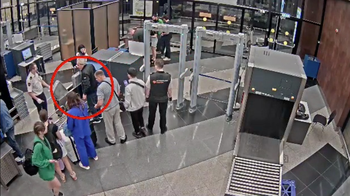 Мужчина украл телефон пассажирки во время прохождения контроля в аэропорту Шереметьево