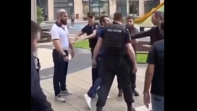 «Перестреляю и отравлю»: как бизнесмен на западе Москвы пытался запретить жильцам гулять во дворе с собаками