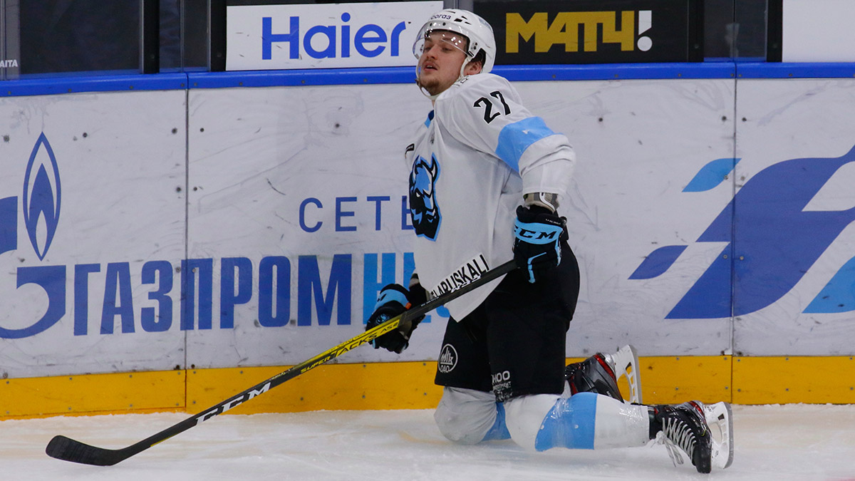 Путин предоставил российское гражданство хоккеисту из США Бреннану Менеллу