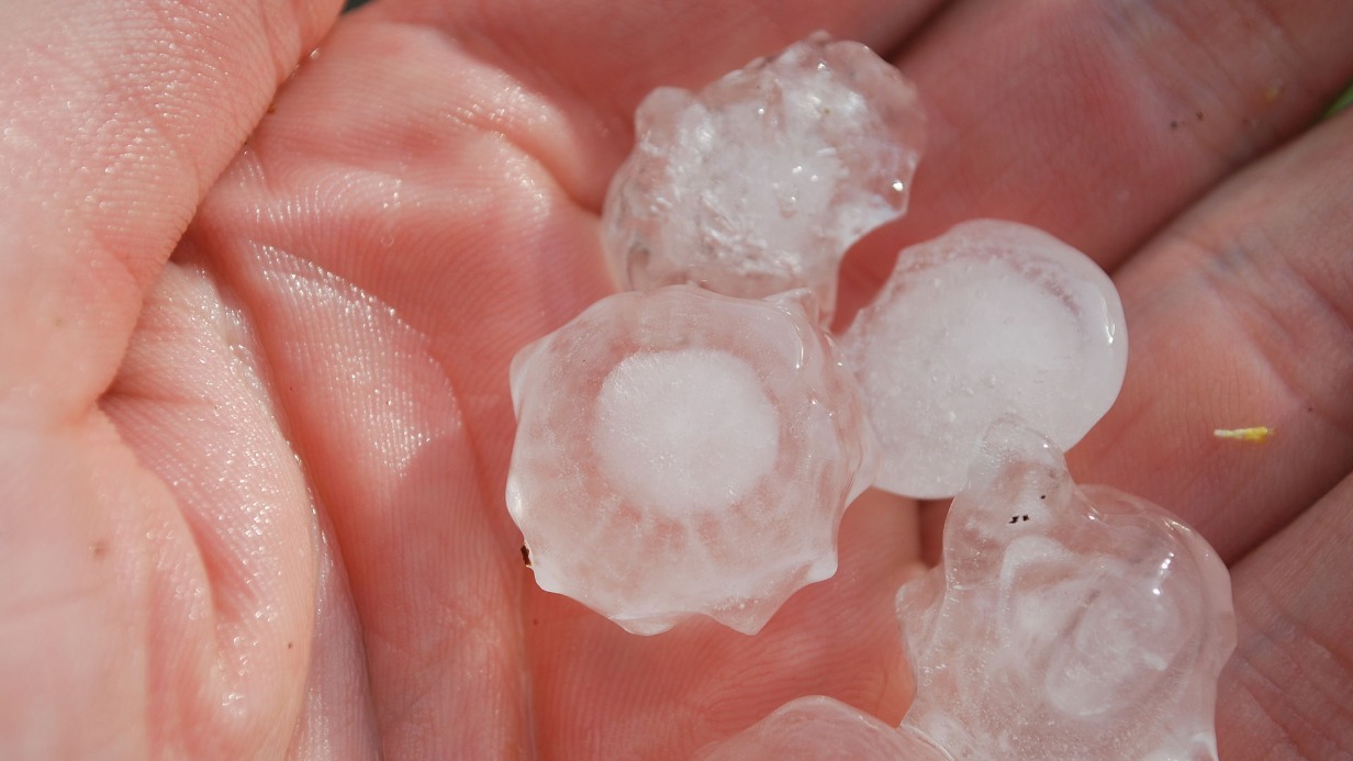 «Желтый» уровень погодной опасности объявили в Москве на 28 июля из-за града