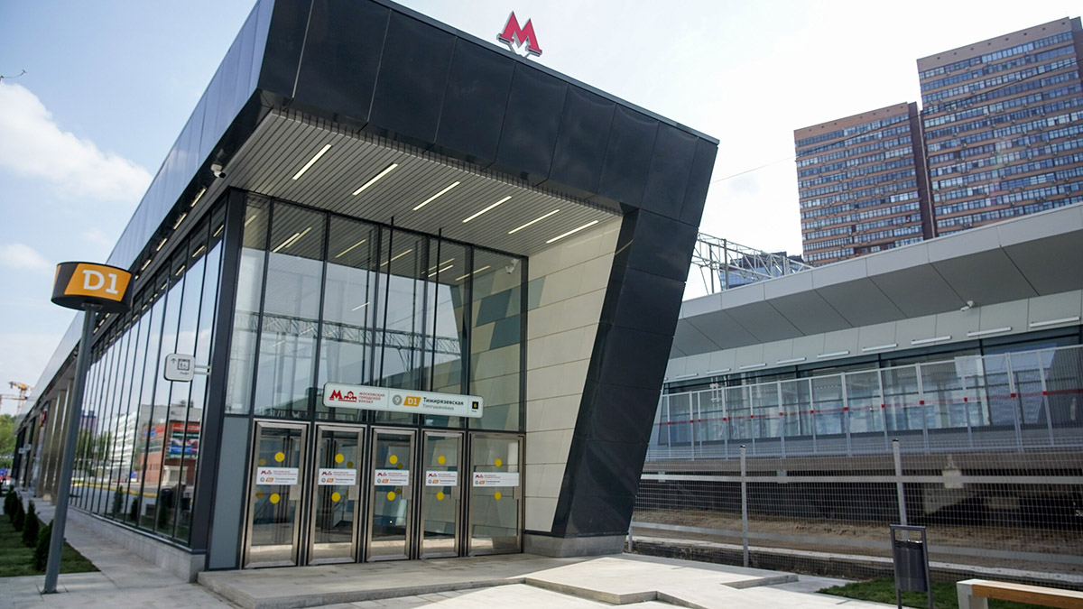СМИ: Мужчина угрожает устроить взрыв у станции метро «Тимирязевская» в Москве