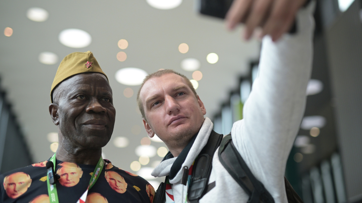 «Это моя душа»: гвинейский дипломат рассказал о мотивации купить футболку с изображением Путина