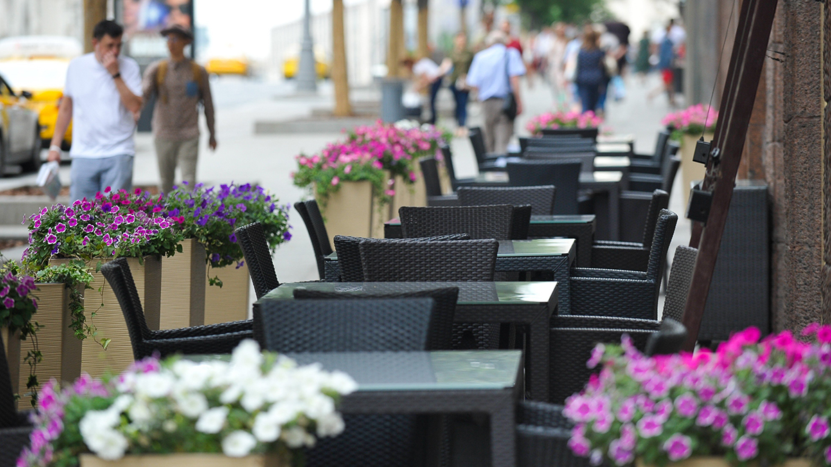 Столичные рестораны начали устанавливать летние веранды