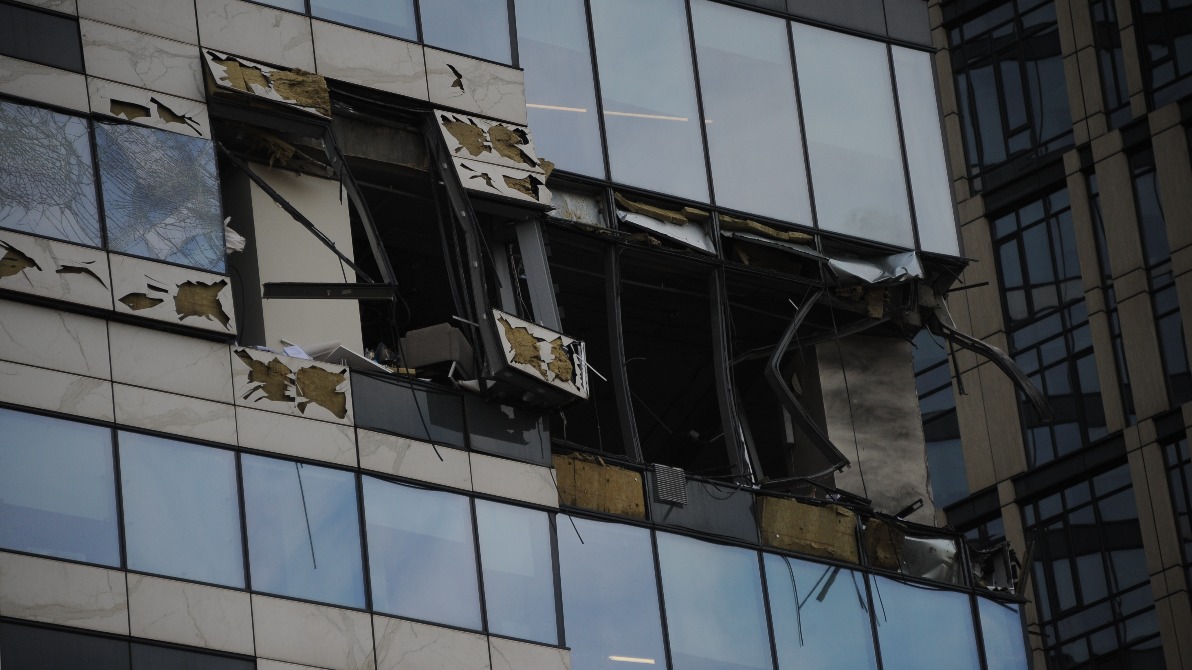 Появились кадры последствий атаки БПЛА по зданию в Москве