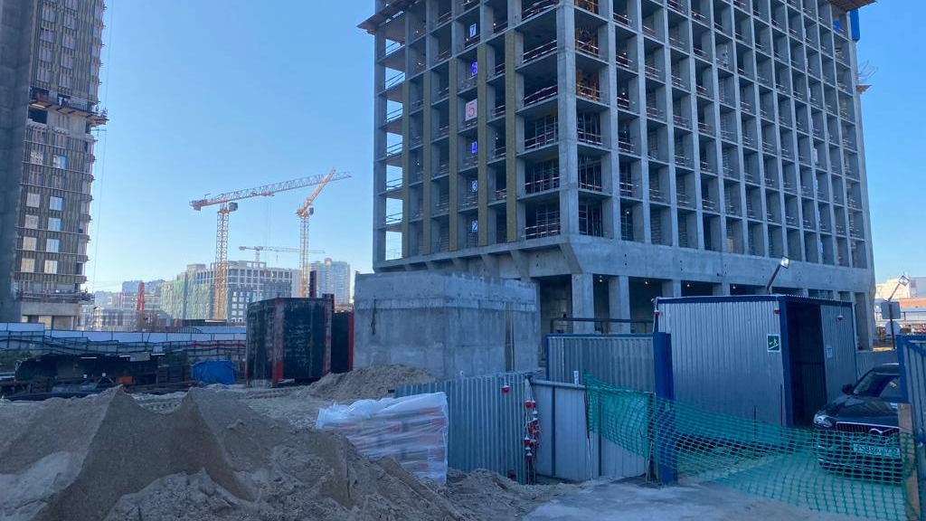 Рабочий погиб, упав с девятого этажа на стройке в Москве