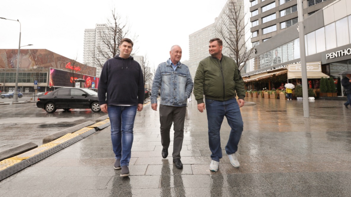 Семья Касатковых: основатель династии Павел Борисович (в центре) и его сыновья Валерий (слева) и Александр