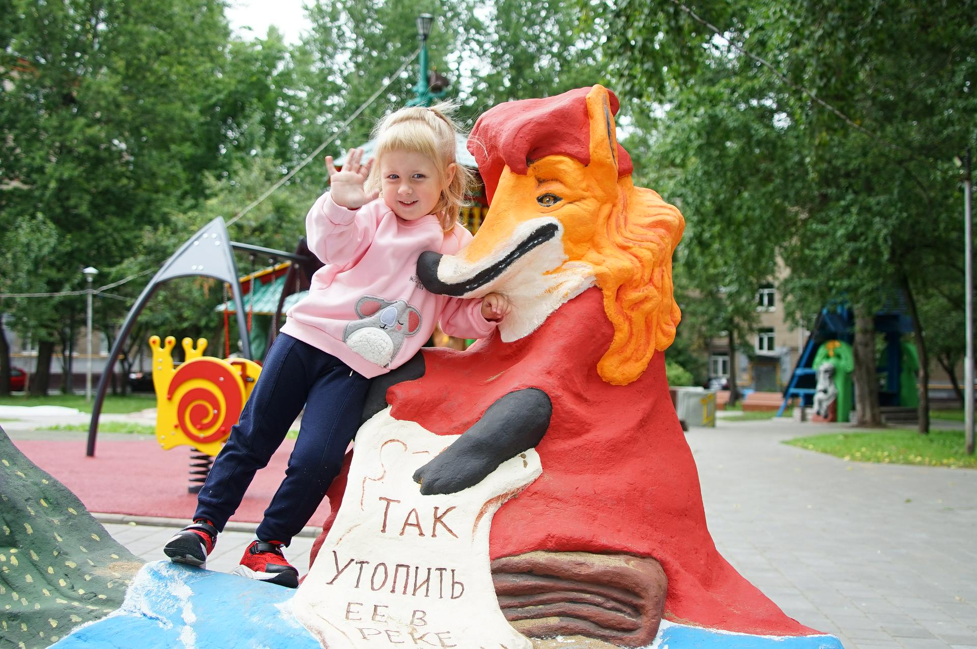 Юная жительница района Преображенское Ника Иванова играет в «Крыловском дворике»