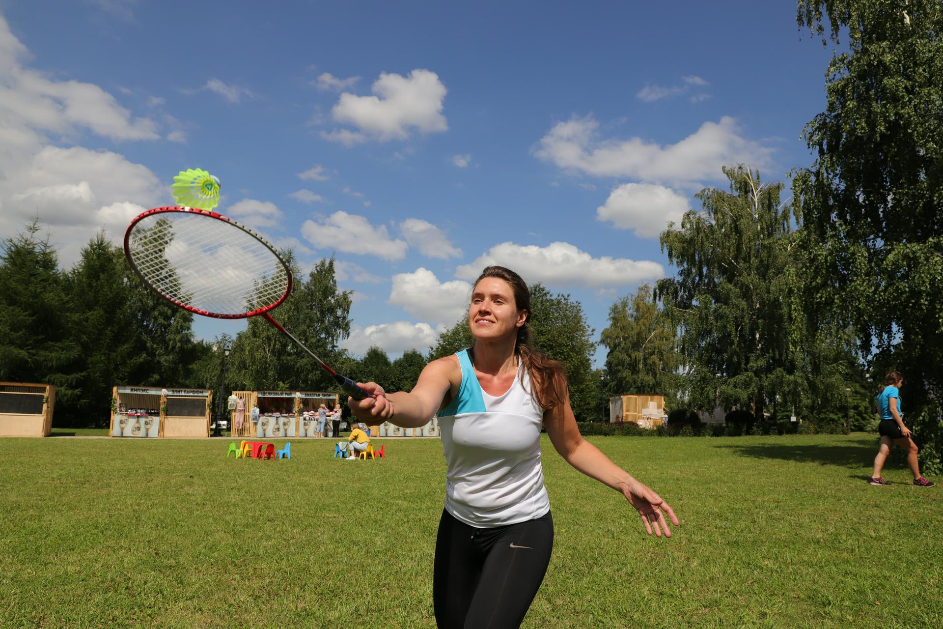 Татьяна Черникова играет в бадминтон 