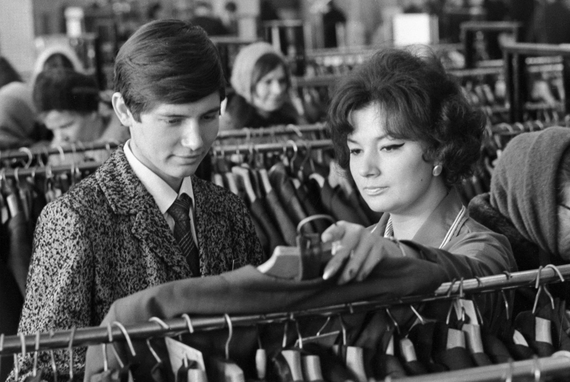 Продавец секции мужских костюмов Татьяна Ловягина во время консультации покупателя в универмаге «Первомайский»