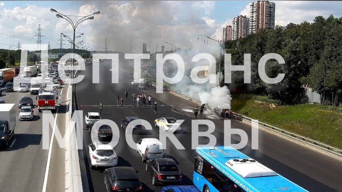 Автомобиль загорелся на МКАД на юго-западе Москвы