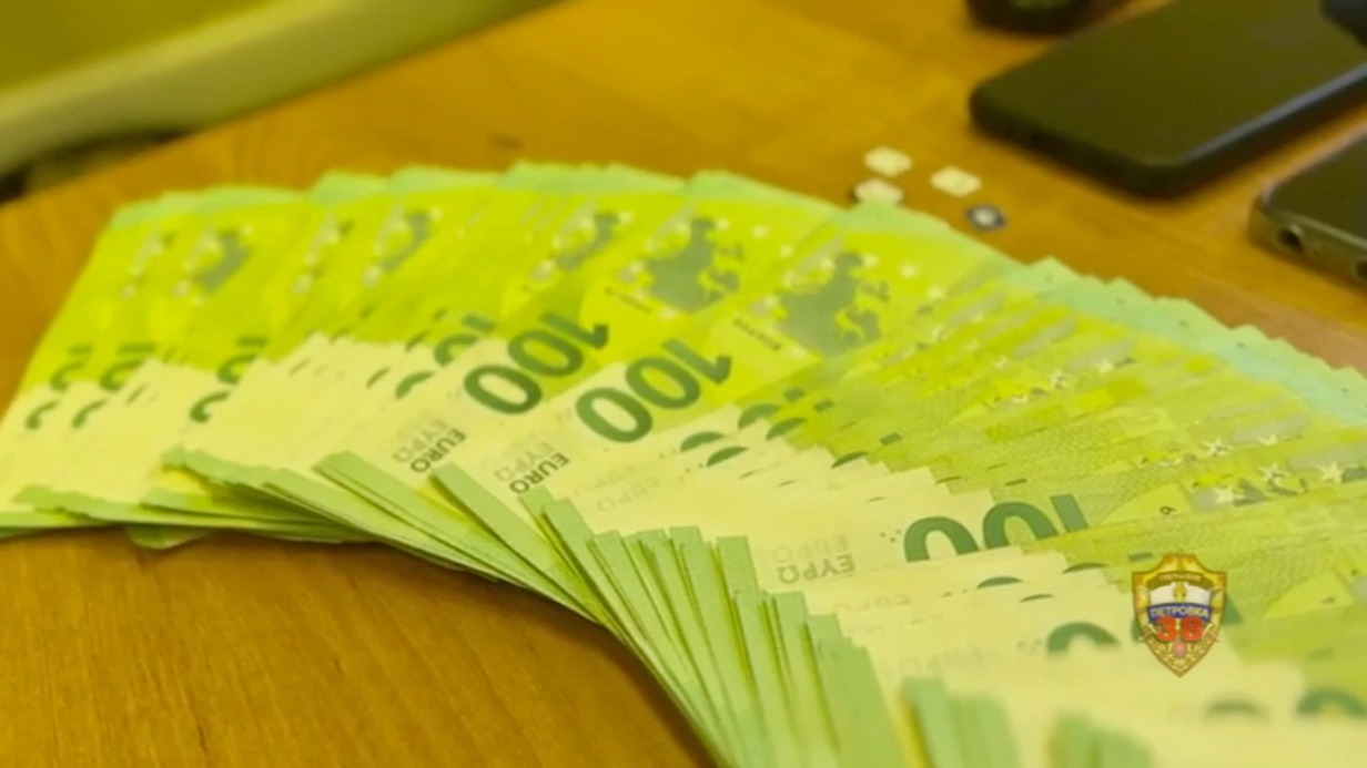 Мужчина обокрал своего друга, пока тот спал в машине у АЗС в Москве