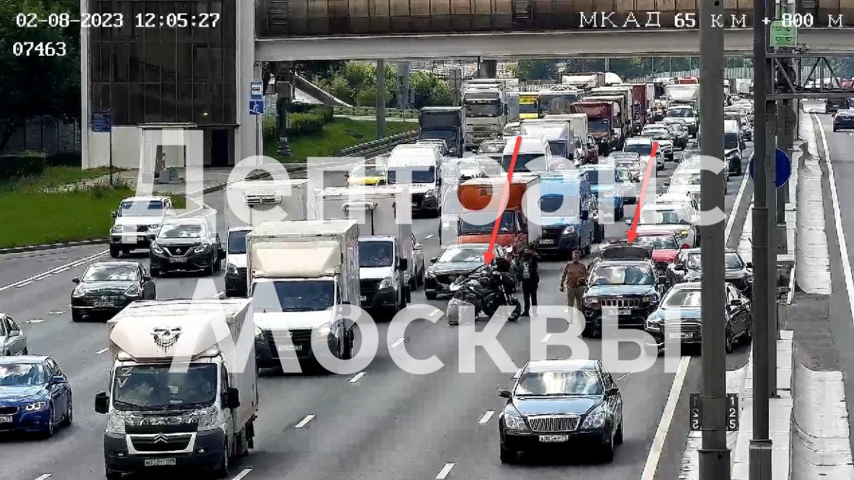 Мотоцикл врезался в автомобиль на МКАД на северо-западе Москвы