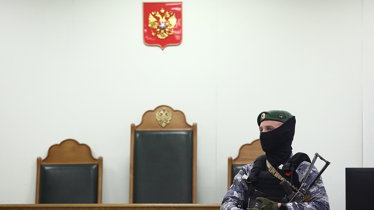 Прокурор запросил шесть лет колонии для собиравшего сведения о Дугиной полицейского