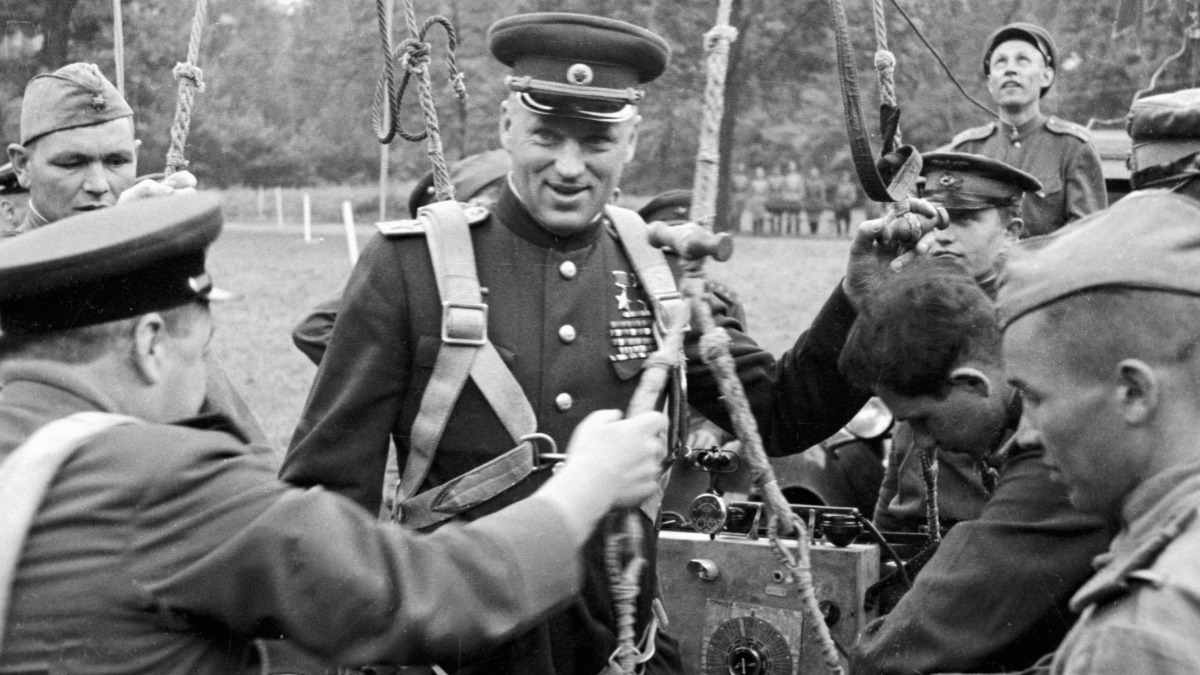 Константин Рокоссовский перед полетом на аэростате для обзора бывшего поля боя, апрель 1945 года