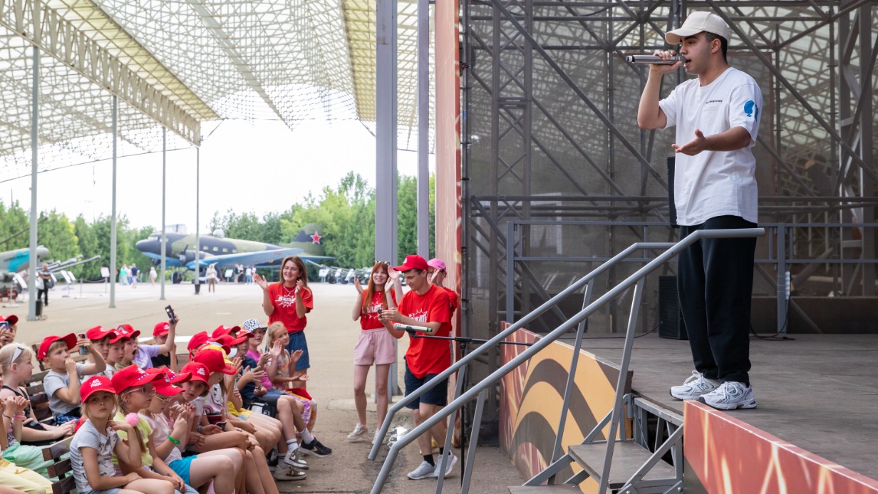 Известный музыкант встретился с детьми из клуба «Лето Побед» в Музее Победы