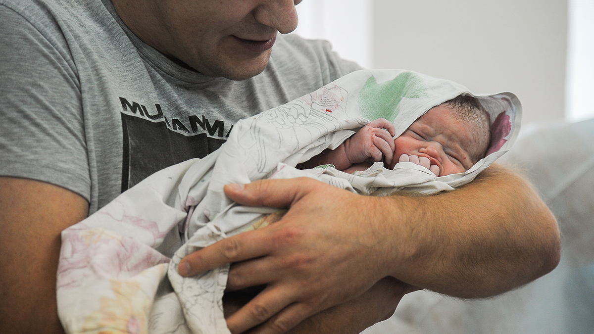 Минздраву предложили ставить у окон роддомов стенды для граффити от отцов