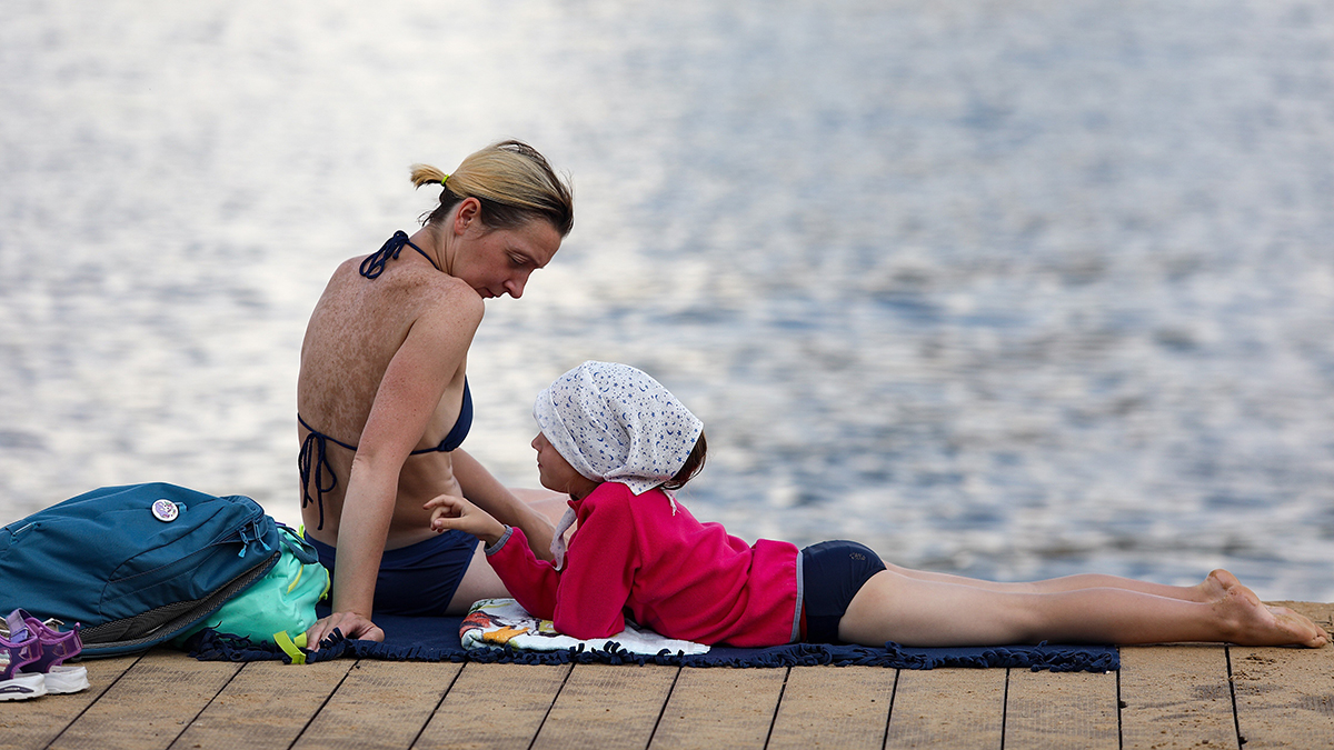 Следить за детьми и не пить алкоголь: эксперты перечислили правила безопасного отдыха у водоемов