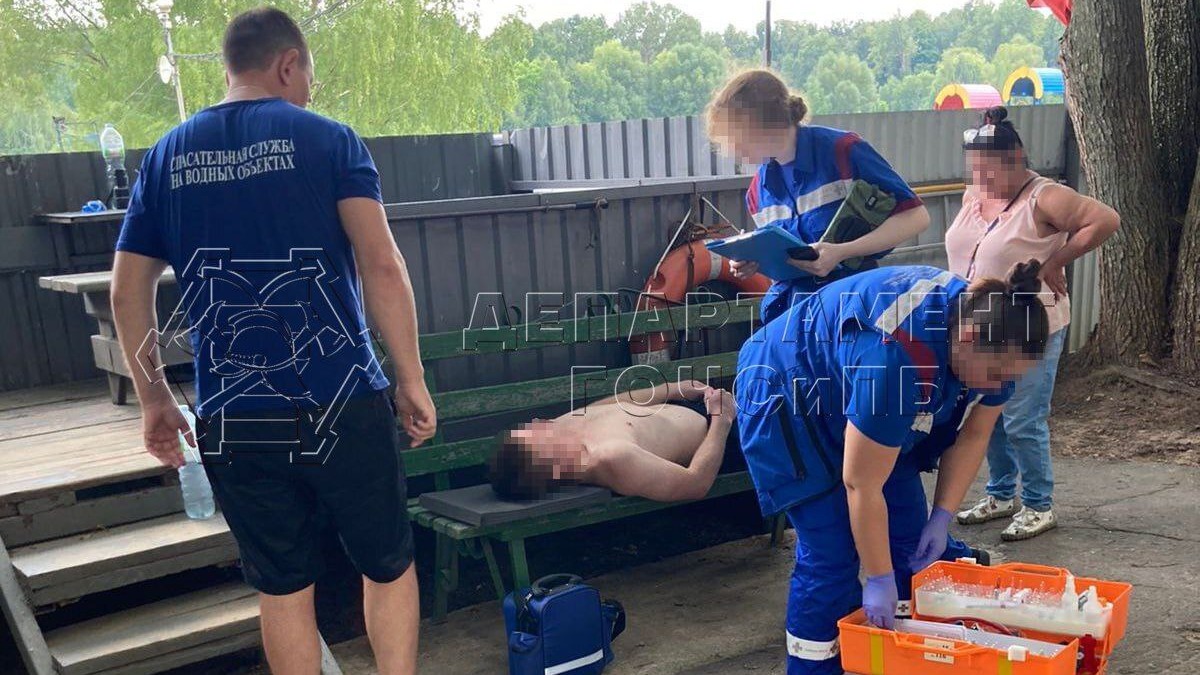 Двух мужчин спасли на водоемах Москвы