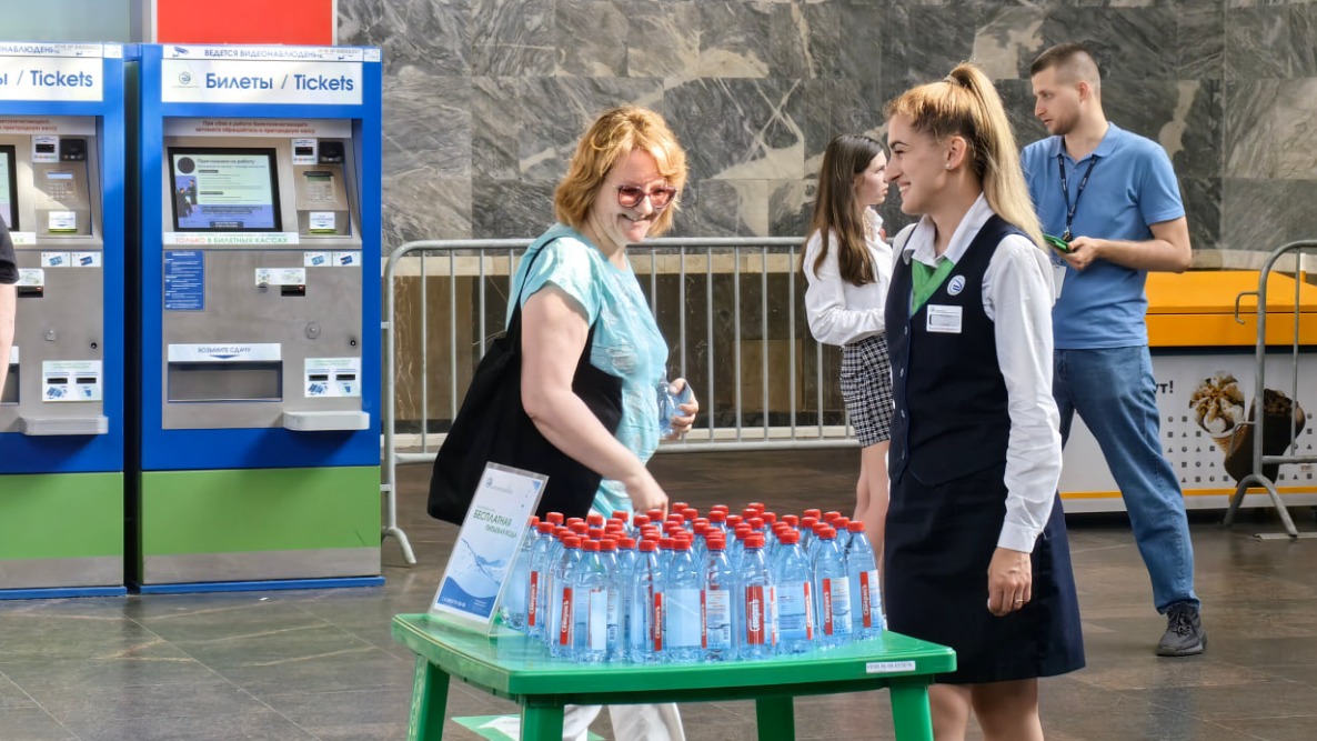 Бесплатная раздача воды из-за сильной жары началась на станциях пригородных поездов