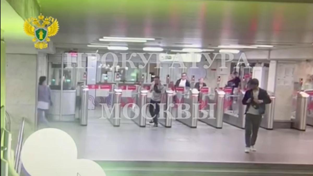 Безбилетник разбил створку турникета на станции метро «Бульвар Дмитрия Донского» в Москве. Видео