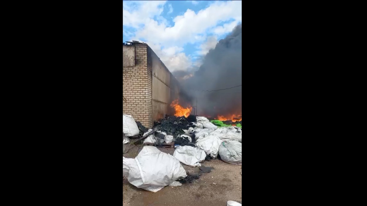 Прокуратура опубликовала кадры пожара на складе с резиной и пластиком в Яхроме