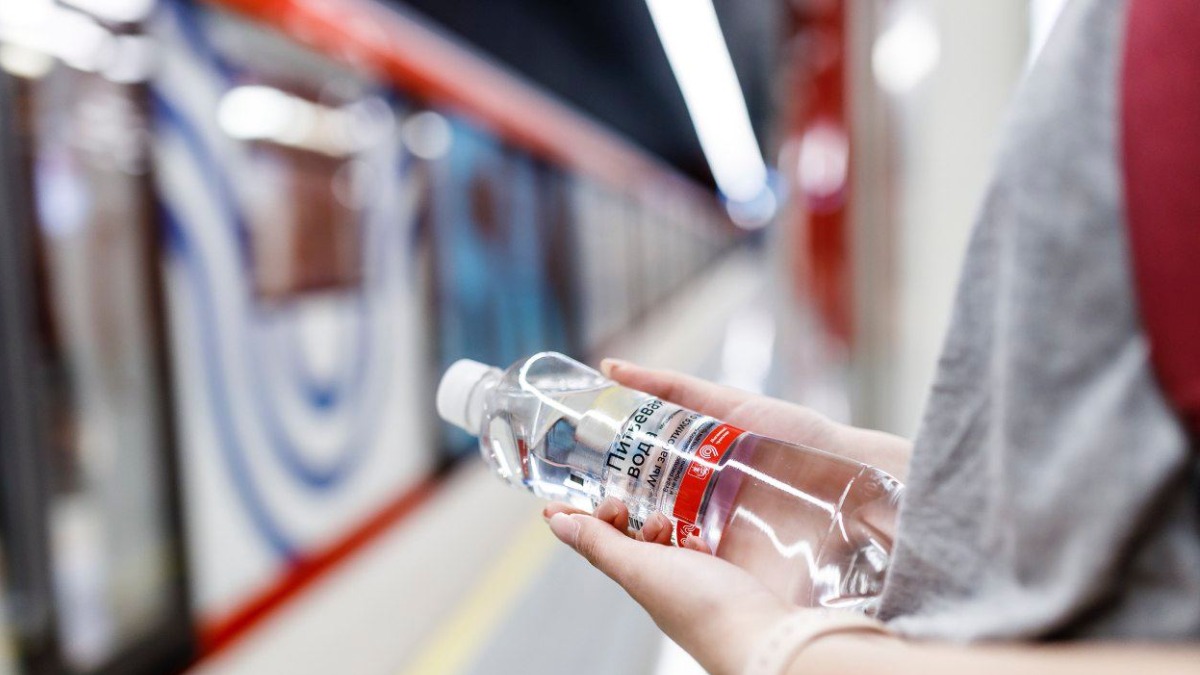 Бесплатную воду начали раздавать москвичам из-за сильной жары на автостанциях и в метро